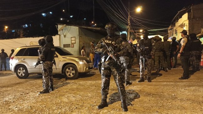 Vandalismo en ciudad de Ecuador terminó con ocho vehículos quemados