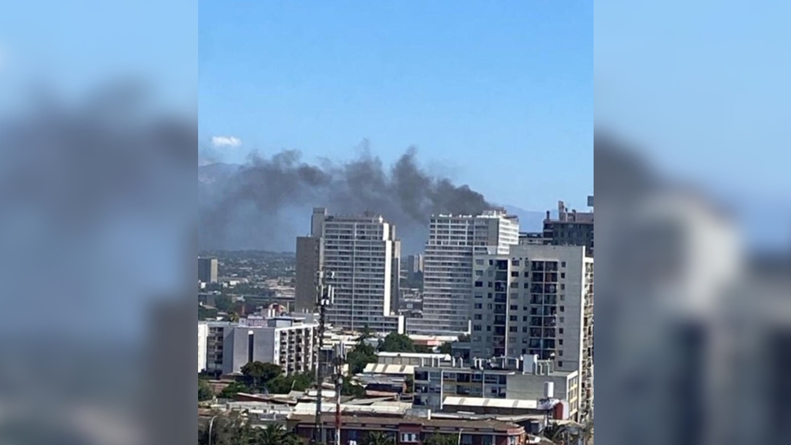 Incendio afectó a edificio de departamentos en Santiago Centro
