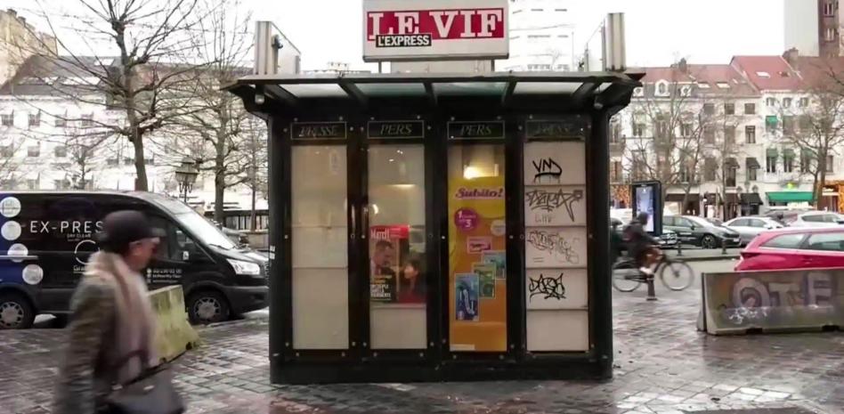 Cierra el último quiosco clásico de prensa de Bruselas