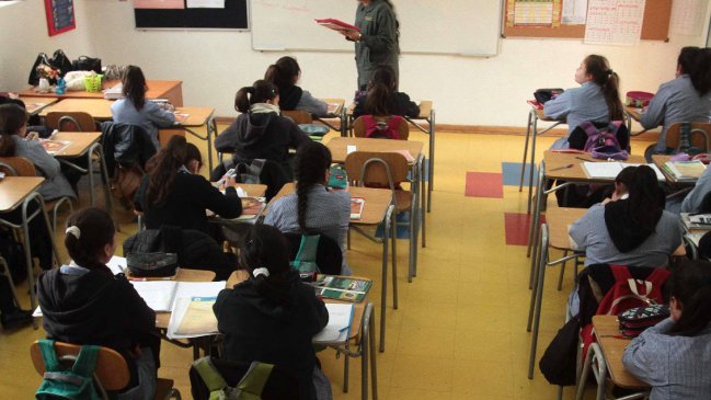 Magisterio critica a alcaldesa de Ñuñoa por despidos masivos de profesores