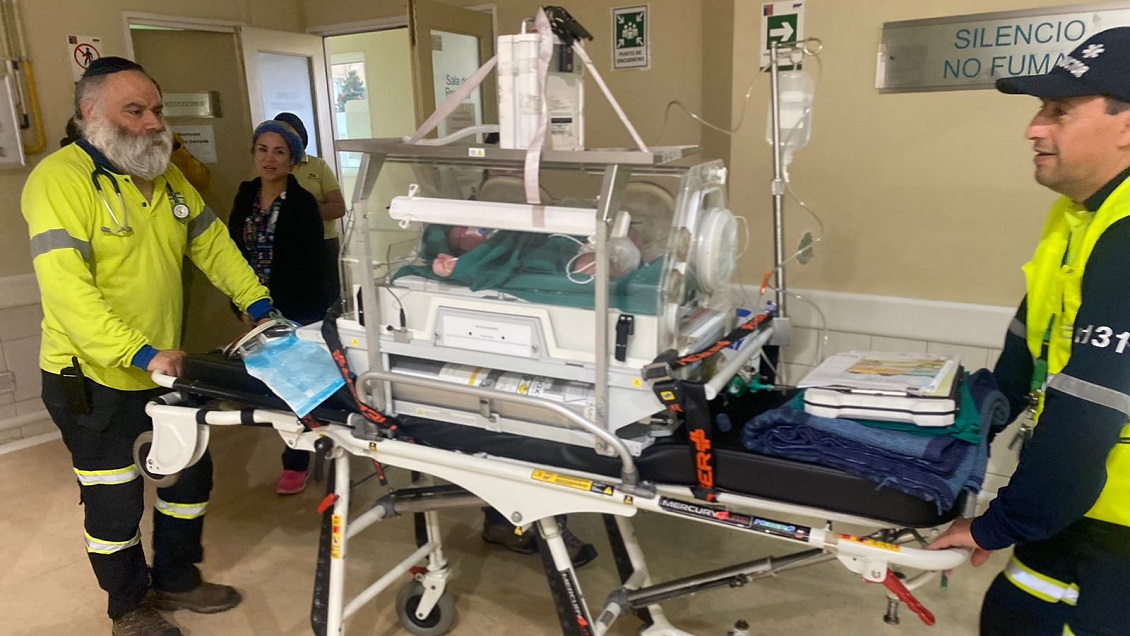 Guagua que pesó siete kilos fue trasladada a Santiago por complejo estado de salud