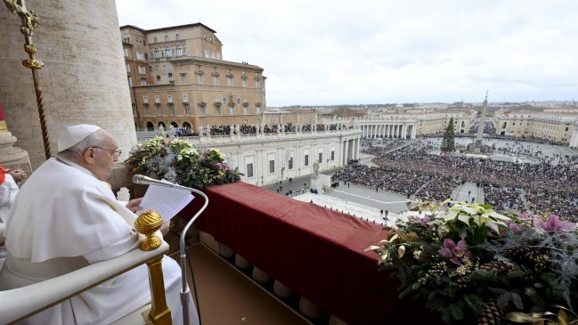  Vaticano matiza bendición a parejas homosexuales  