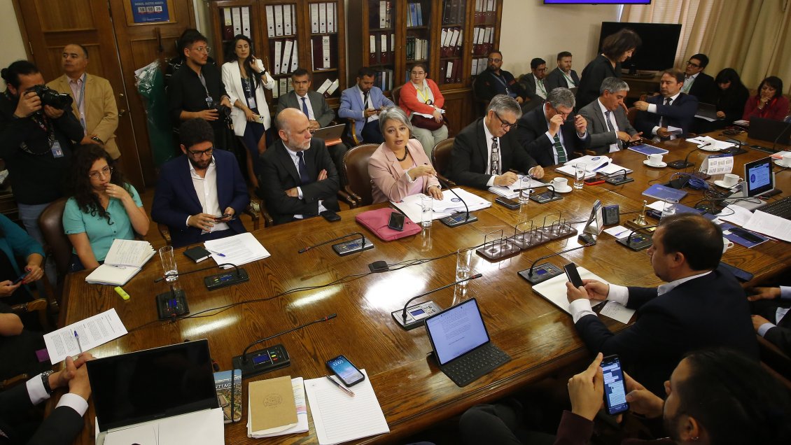 Diputados del oficialismo insisten para que reforma previsional se vote en enero