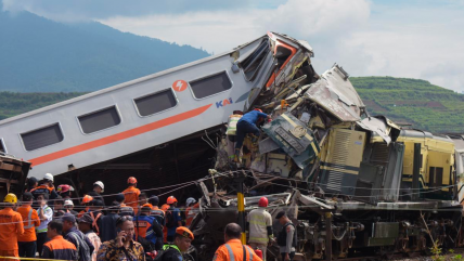   Al menos cuatro fallecidos por choque de dos trenes en Indonesia 