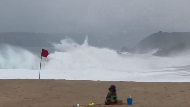 Irresponsables se ponen en riesgo pese a aviso de marejadas anormales en las costas del país