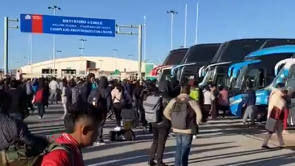 Cientos de migrantes varados en Colchane: Algunos dicen llevar tres días esperando