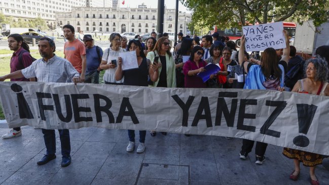 Manifestantes piden la renuncia de Yáñez