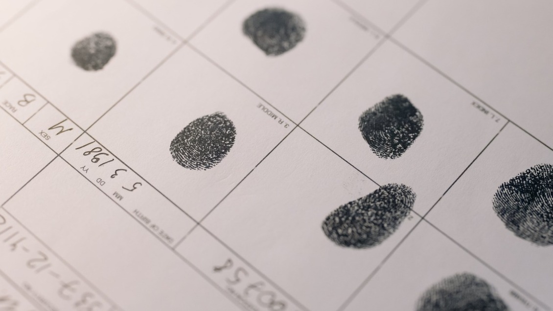 Estudio sobre huellas dactilares sacude a la medicina forense