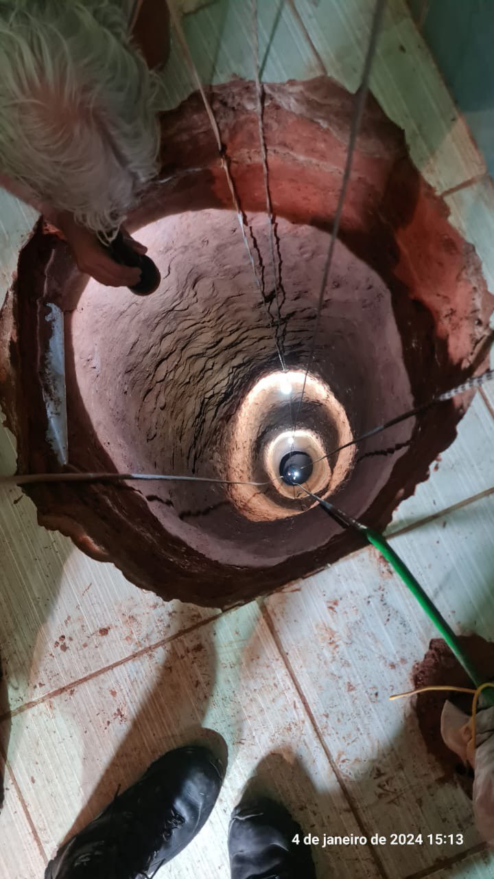 Brasileño cayó por un hoyo de 40 metros que hizo tras soñar que había oro en su cocina Hombre soñó que había oro en bajo su cocina y excavó hoyo de 40 metros