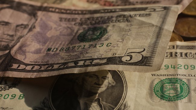 Dólar mantiene tendencia al alza en el inicio del año y superó los 916 pesos