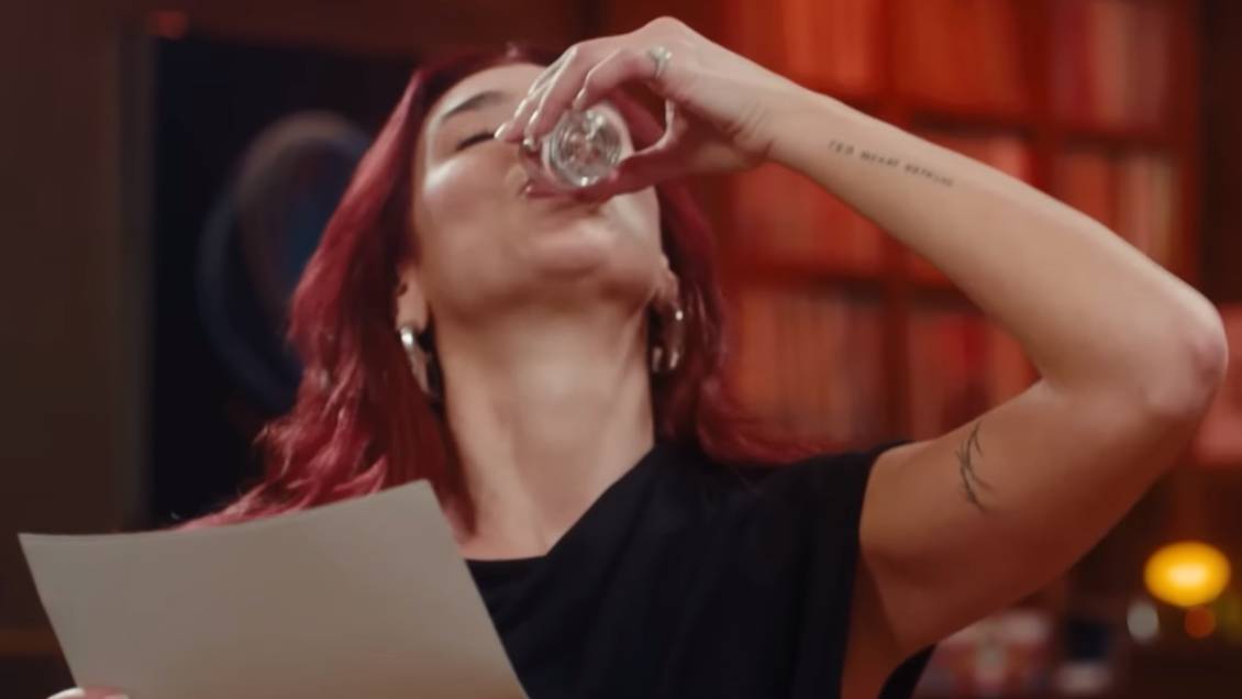 Terminó en silla de ruedas: Dua Lipa recordó cuando bebió junto a Seth Meyers