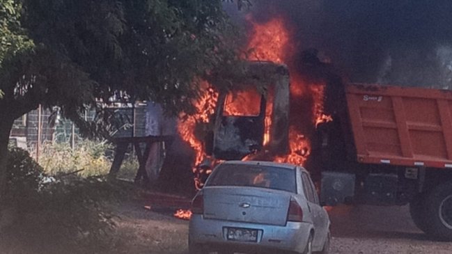  Dos camiones municipales fueron quemados en ataque en Ercilla  