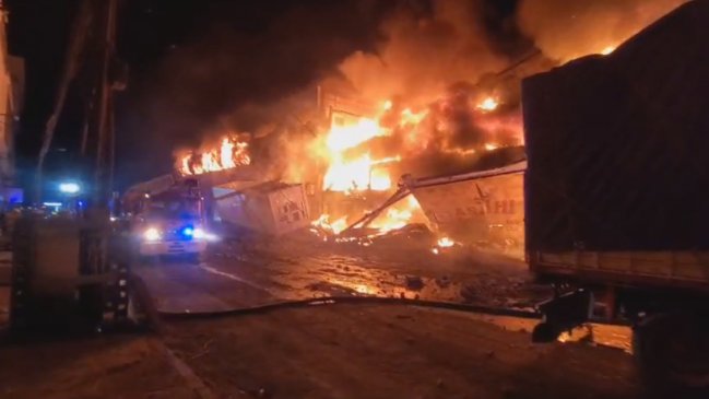 Incendio destruye al menos seis galpones en la Zofri de Iquique