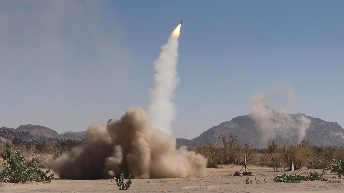 EEUU dice que derribó un misil de los hutíes en el mar Rojo