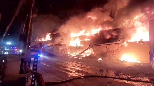 Bomberos controló incendio en galpones de la Zofri en Iquique