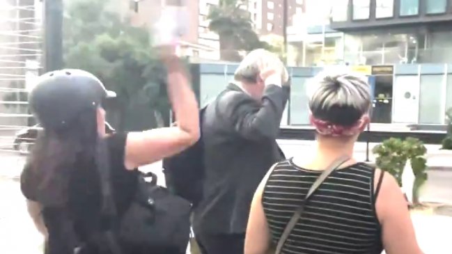 Blumel fue increpado por víctimas del estallido: 