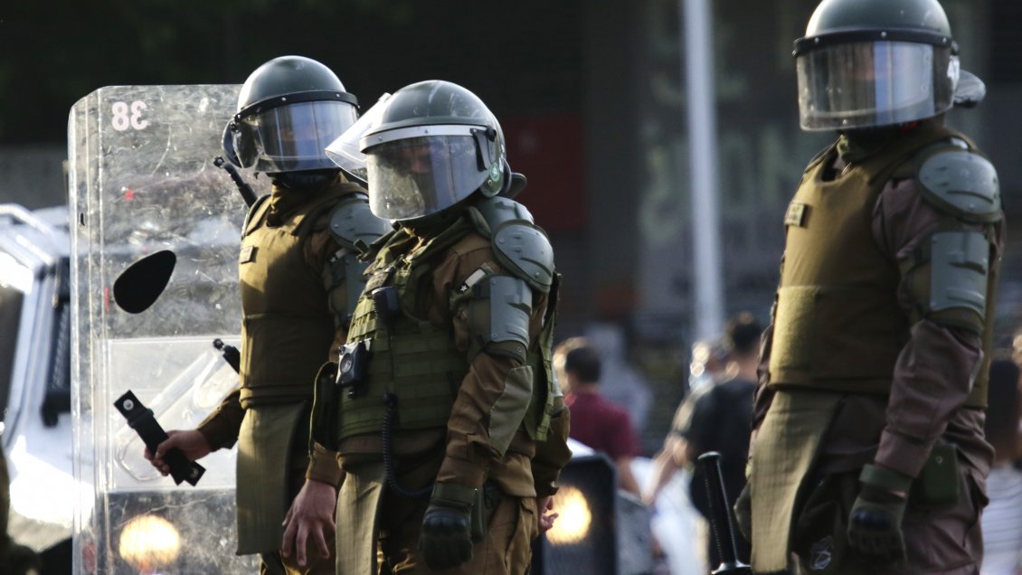 En libertad vigilada quedó carabinero condenado por apremios ilegítimos en el estallido