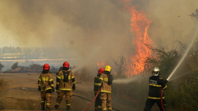 Incendio forestal en Vallenar amenaza a sectores habitados