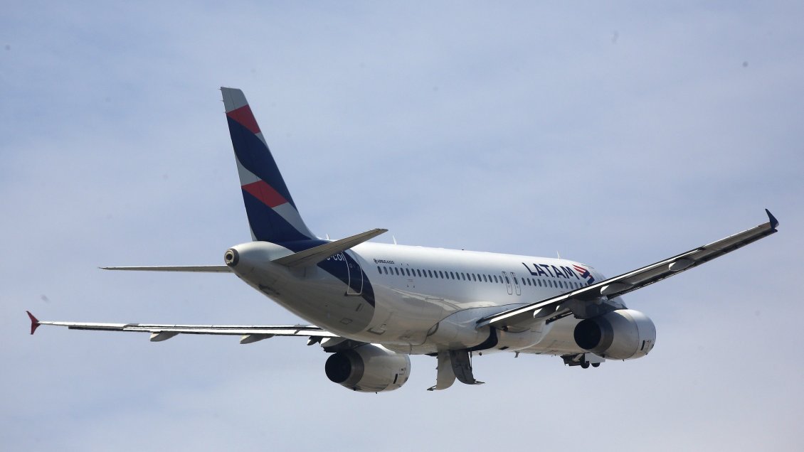 Diputado acusó falta de competencia en vuelos entre Santiago y Lima