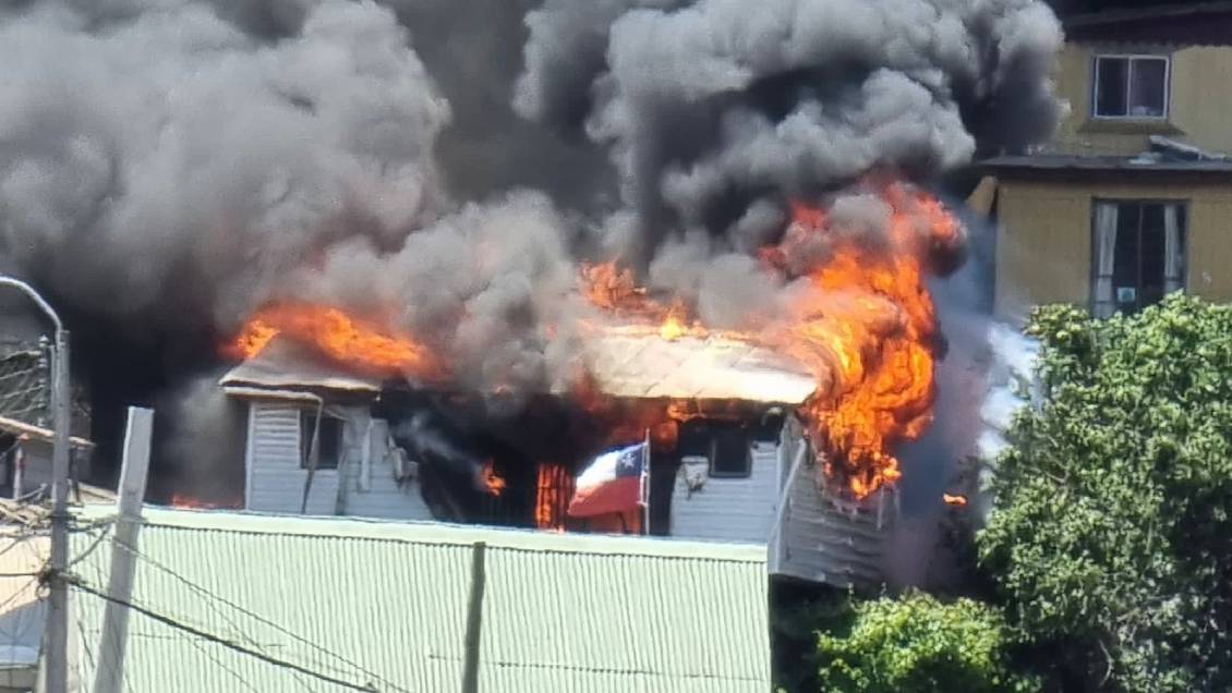 Incendio en cerro San Roque dejó cuatro casas afectadas