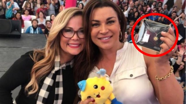 Marlen Olivari y collar regalado por Cathy Barriga: 