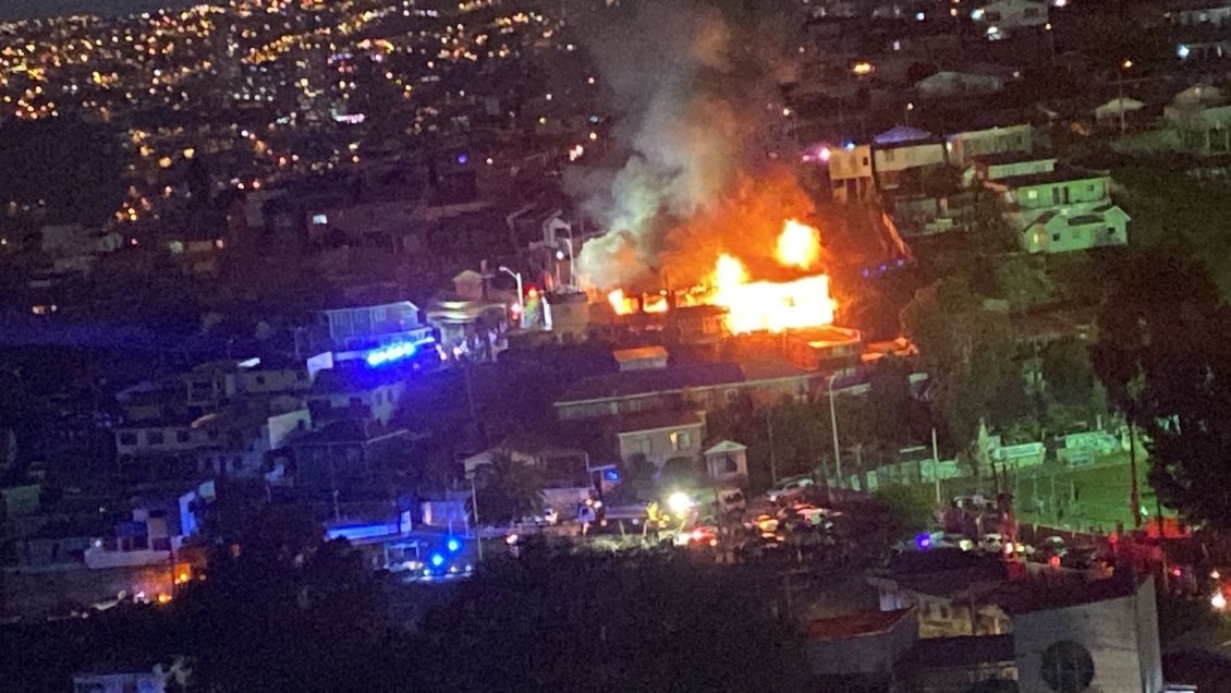 Incendio en Cerro Mariposa afectó a cinco viviendas