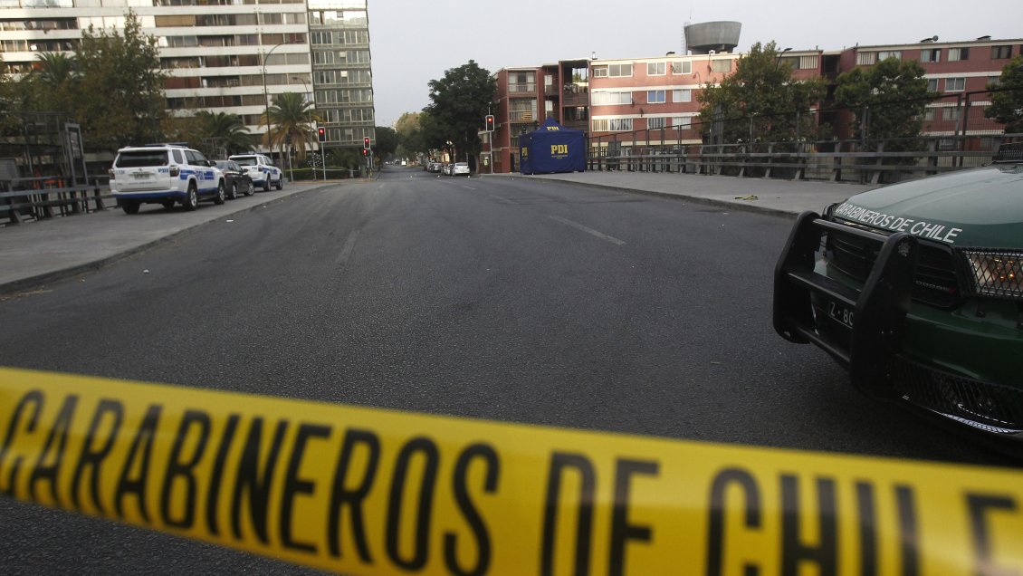 Cuerpo envuelto fue hallado dentro de un carro de supermercado en Quilicura