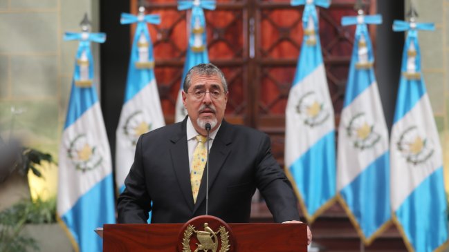  Presidente de Guatemala encontró micrófonos en su despacho  