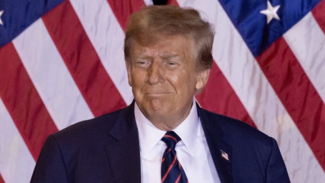 Trump testificó brevemente en juicio por difamación contra escritora