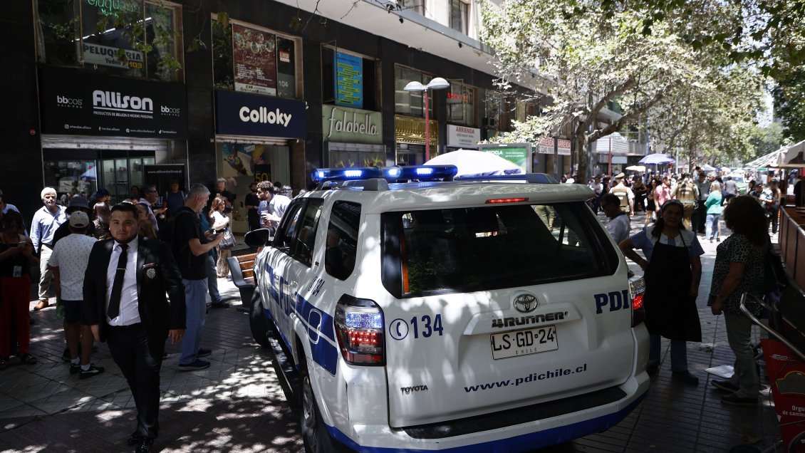 En pleno Paseo Ahumada: Delincuentes intentaron asaltar a funcionarios de la PDI