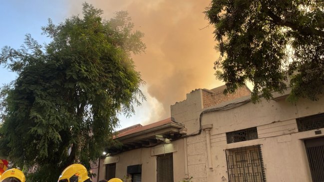 Incendio afectó a una bodega de cartón en Santiago