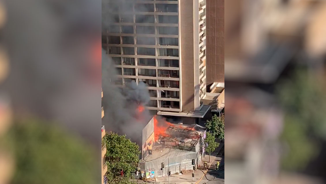 Incendio en centro de Santiago afectó a tres inmuebles