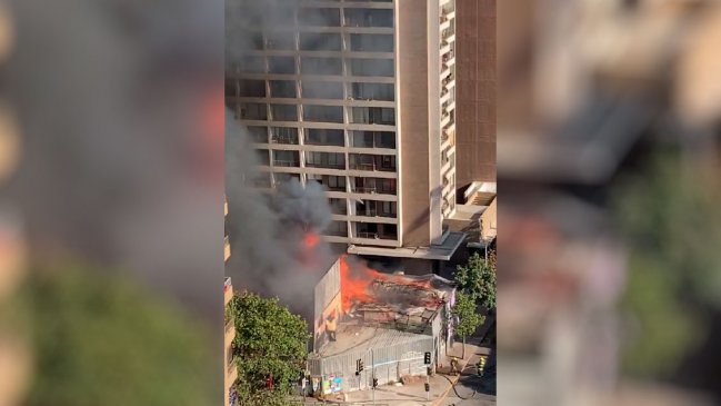 Incendio en centro de Santiago afectó a tres inmuebles
