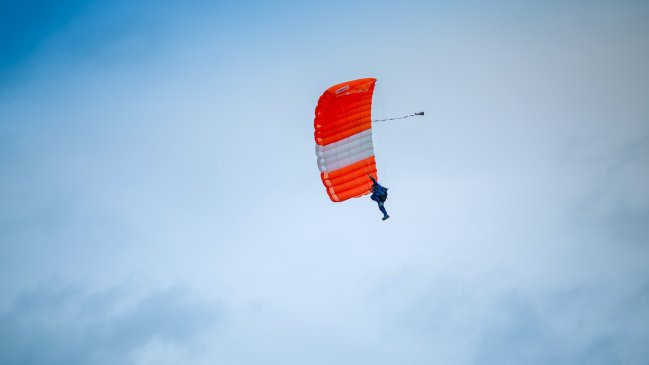 Instructores de paracaidismo chilenos extienden alas en isla china de Hainan