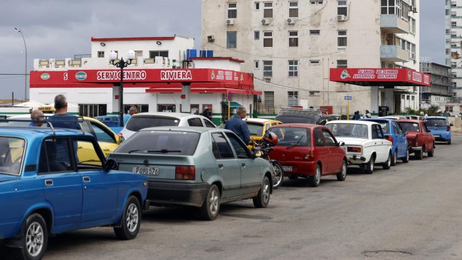  Cubanos se agolpan en gasolineras antes de gran alza de precios  