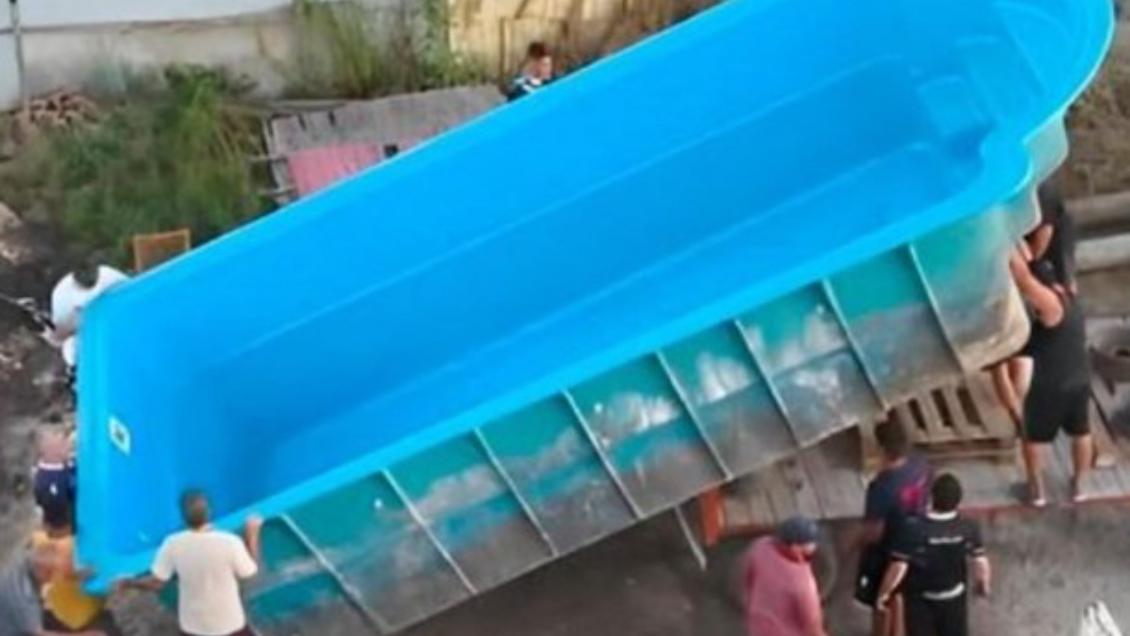 Roban piscina a medio llenar de una vecina y la instalan en un terreno tomado en Argentina