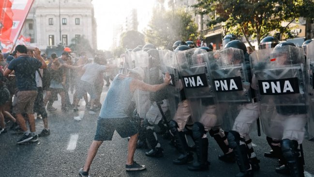 Manifestante chileno fue detenido por agredir a la policía en protesta contra Milei