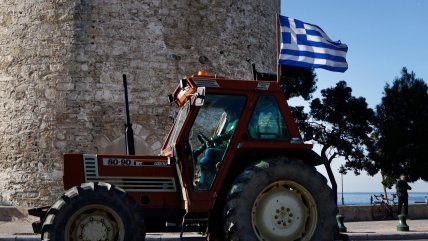   Agricultores entran con cientos de tractores en la segunda ciudad de Grecia 