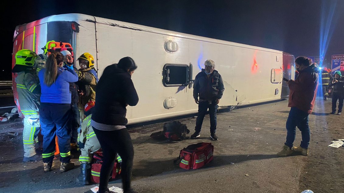 Tres heridos de gravedad dejó volcamiento de bus Pullman en Coquimbo