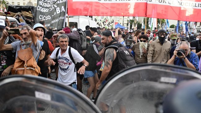   Gobierno de Milei confirma dos chilenos detenidos en protestas de Buenos Aires 