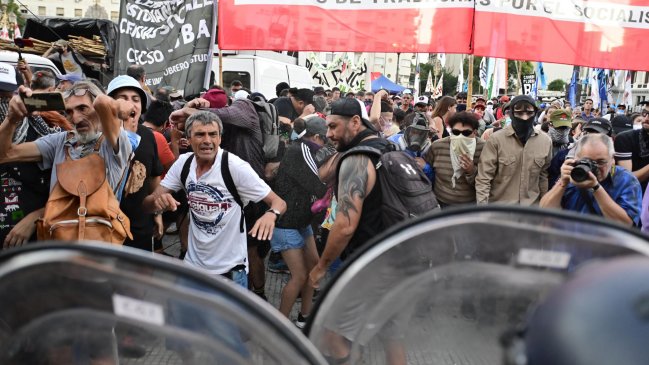 Gobierno de Milei confirma dos chilenos detenidos en protestas de Buenos Aires