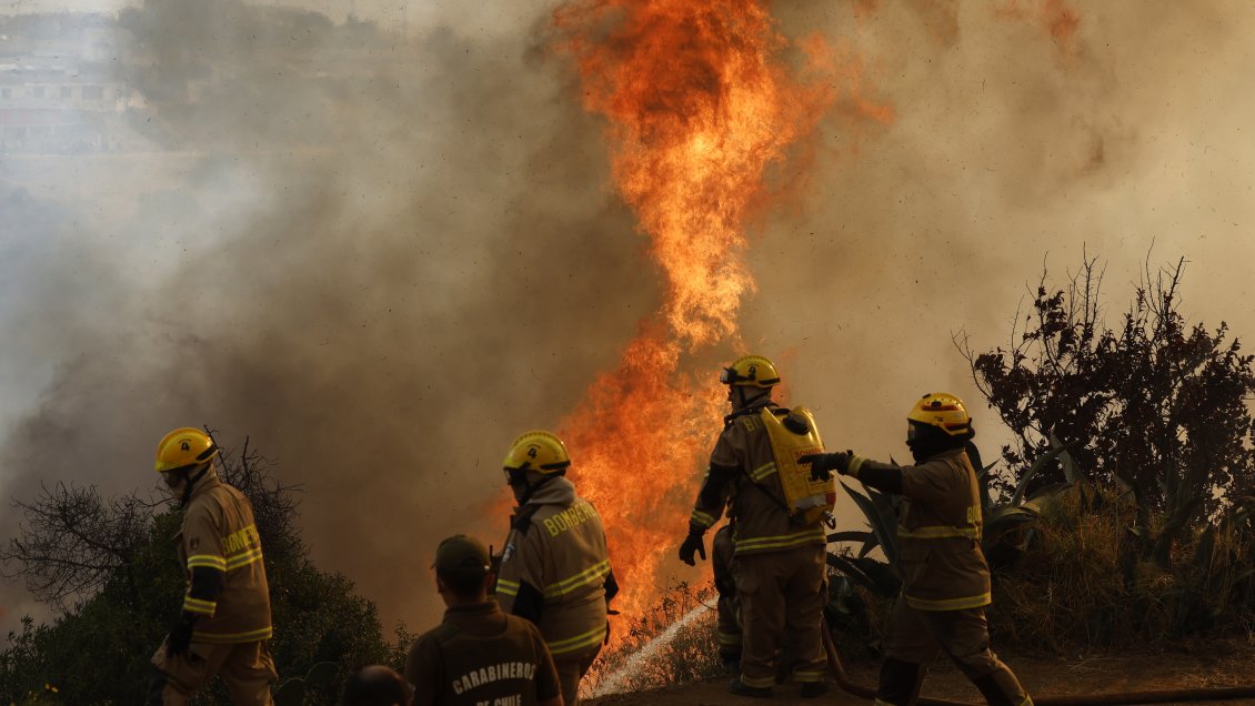 Bomberos: Hay casos en que voluntarios han visto como sus casas se han quemado