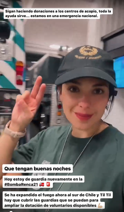 Karol Cariola como bombera