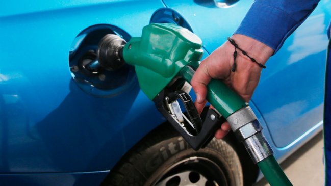 Bencinas subieron este jueves: Así puedes buscar los mejores precios