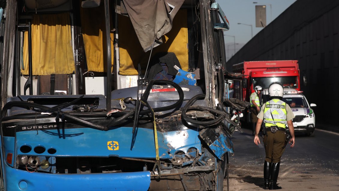 Al menos 19 heridos dejó choque entre dos buses en Conchalí