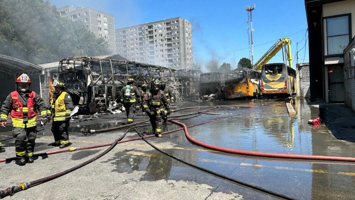 Incendio en taller mecánico quemó ocho buses en Temuco