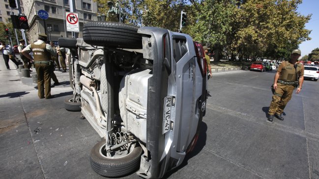 Choque dejó un auto volcado en la Alameda, frente al Palacio de La Moneda