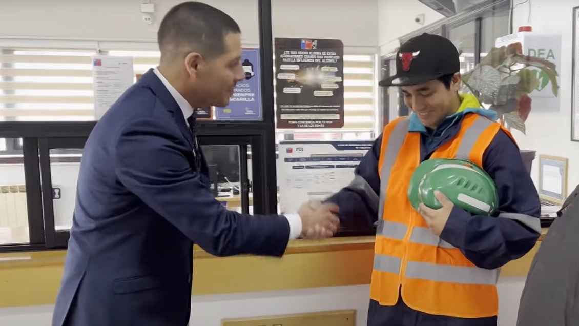 Recolector devolvió un bolso con 27 millones de pesos que encontró en Punta Arenas