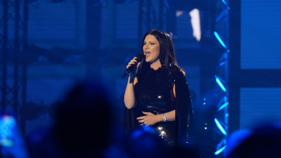 Sujeto disparó 17 veces contra recinto donde se realizaba show de Laura Pausini en París