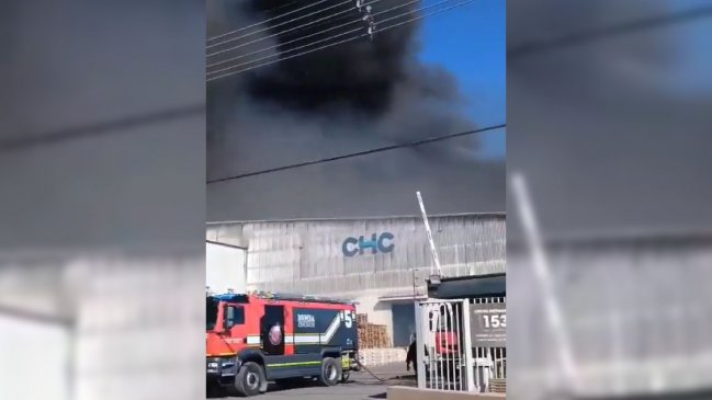 Incendio afectó a empresa de muebles y productos de hogar en Lampa